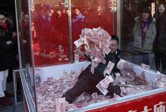 杭州一 景区给游客发年终 奖 500万元钞票满天飞