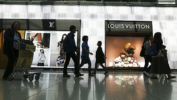 去年中国人境外消费1.2万亿 买走全球46%奢侈
