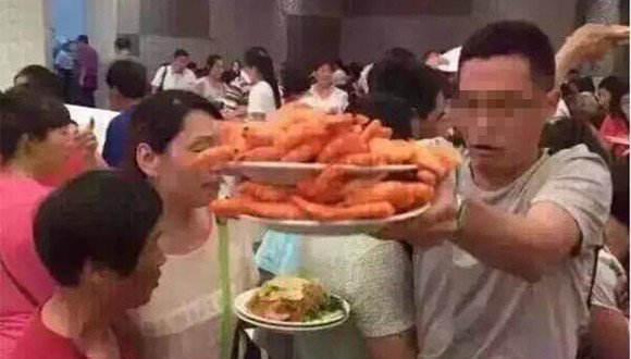 【视频】中国游客泰国吃自助太疯狂 用盘子铲