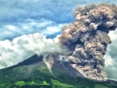 印尼东部火山喷发灰柱高达8000米，十多个国际航班受影响
