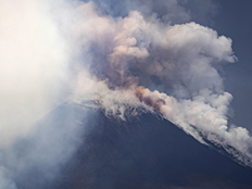 意大利埃特纳火山突然喷发，游客紧急撤离
