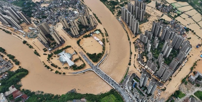 广东怀集百年一遇洪灾致15人受伤，当地正加快抢修恢复供电